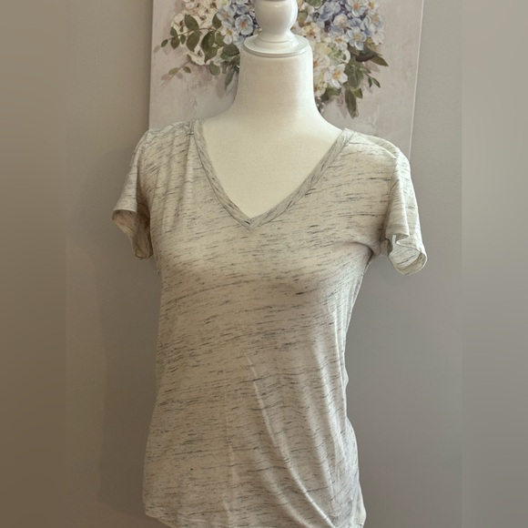 PINK Victoria's Secret Tops - 💗CLOSET CLEAR OUT💗
PINK Tshirt 🤍
Size Small